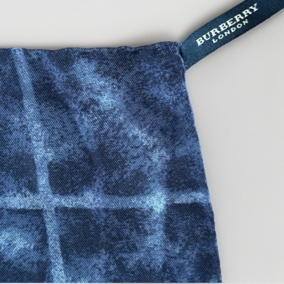 Burberry 100% silk dogs theme scarf EXCELLENT Condition 34” square designer blue - Picture 2 of 5